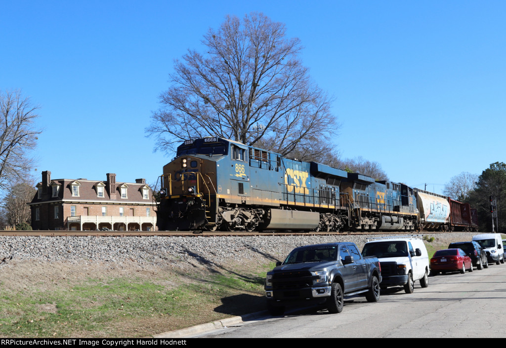 CSX 866 leads train L619-01 southbound